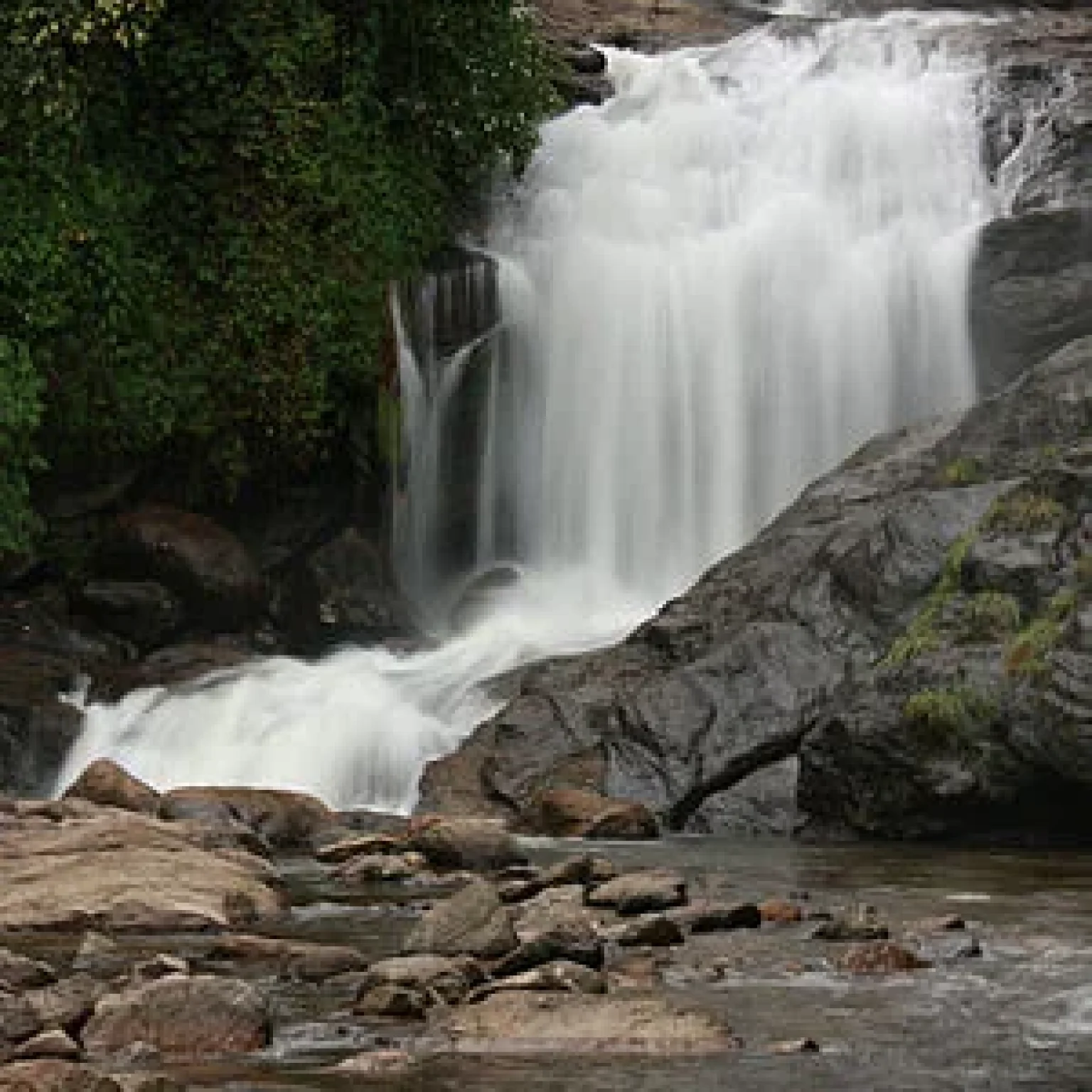 Lakkam-Lukkam_waterfalls_Munnar_Kerala