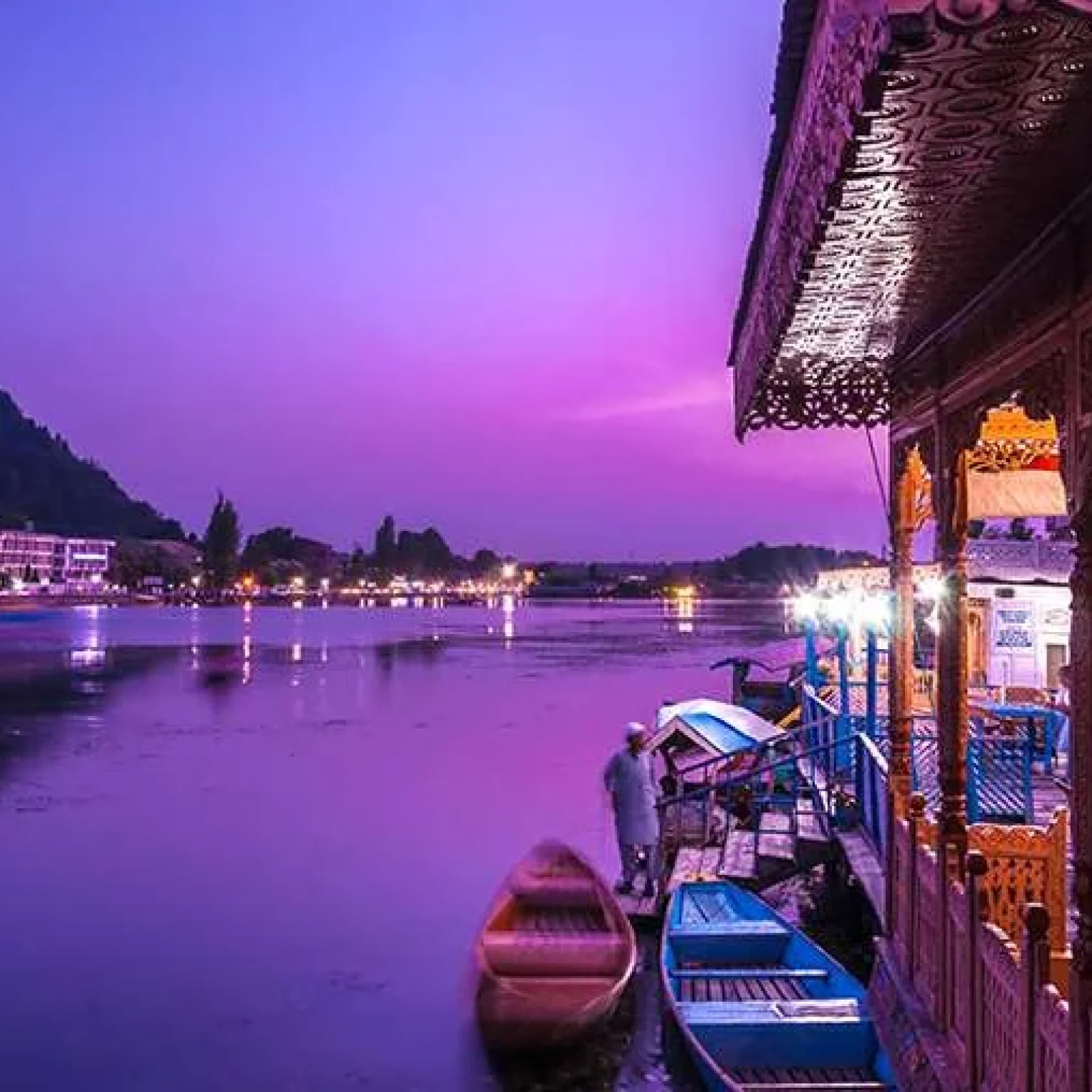 houseboats-lake-water-srinagar-kashmir