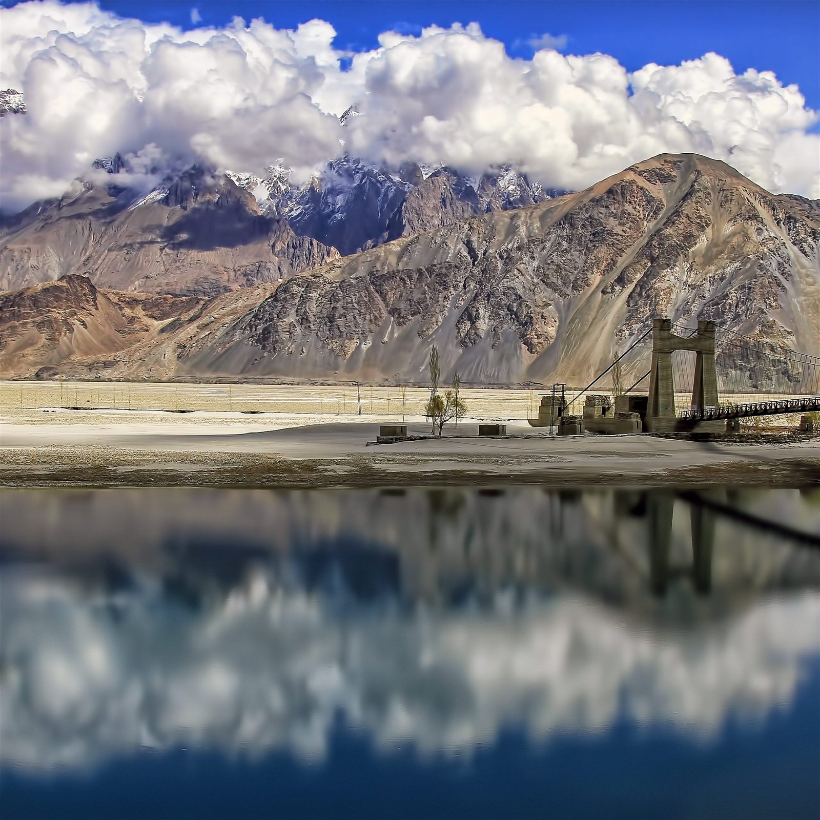 • Shyok River valley (En-route Nubra-Pangong)