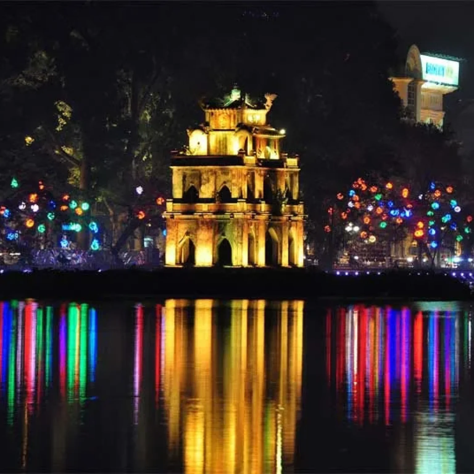 Hoan-Kiem-Lake-and-Ngoc-Son-Temple-hanoi-vietnam